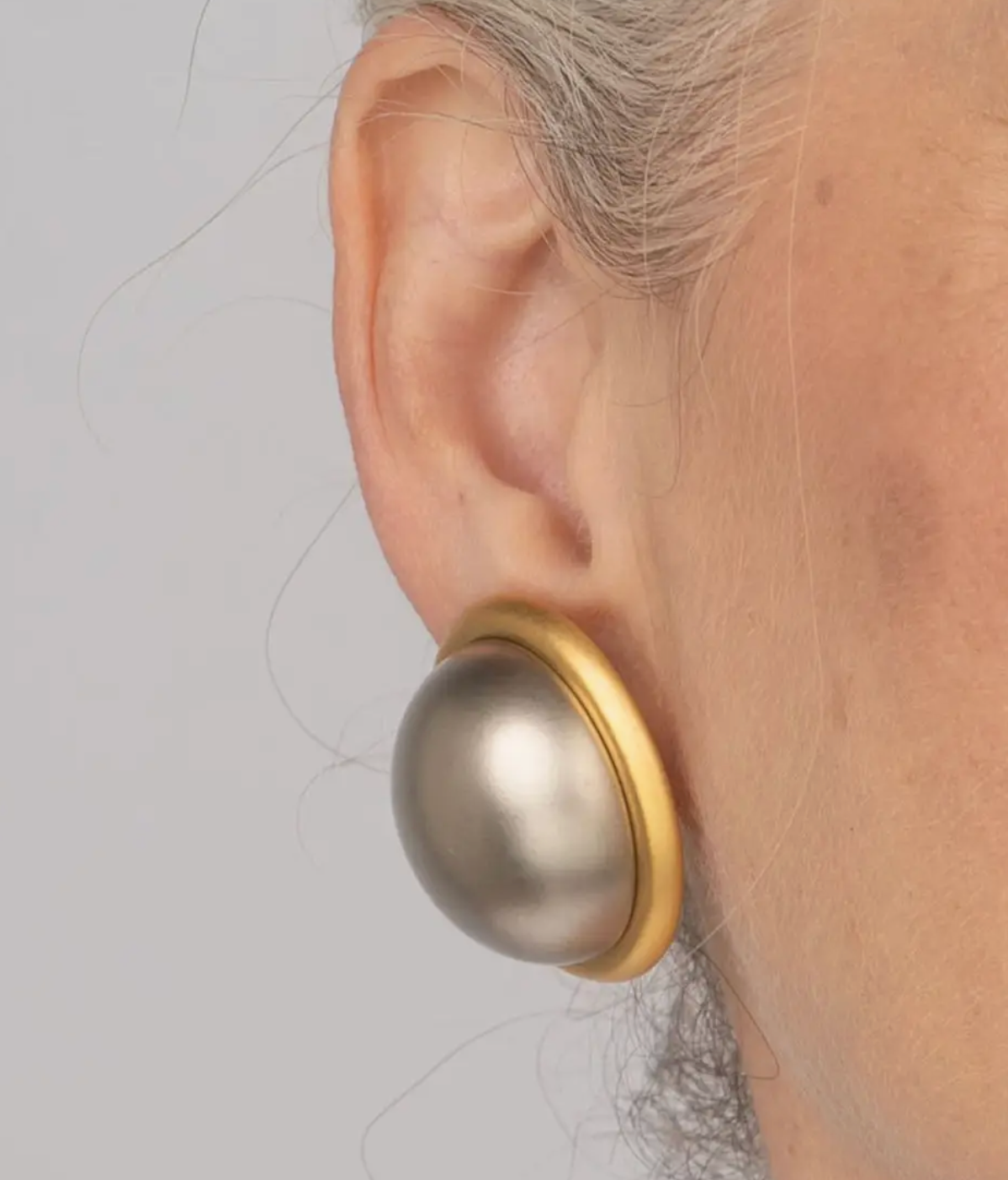 BUTTON EARRING